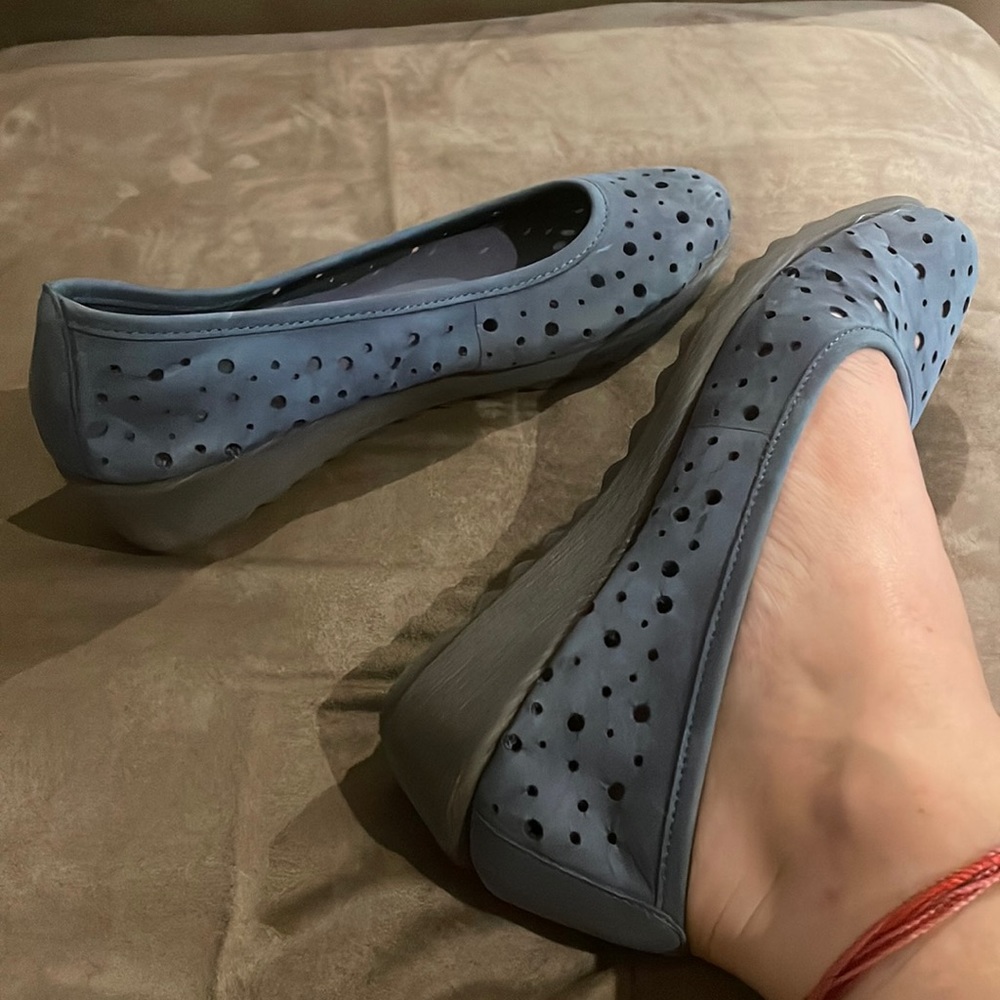 The Flexx blue perforated wedges.
